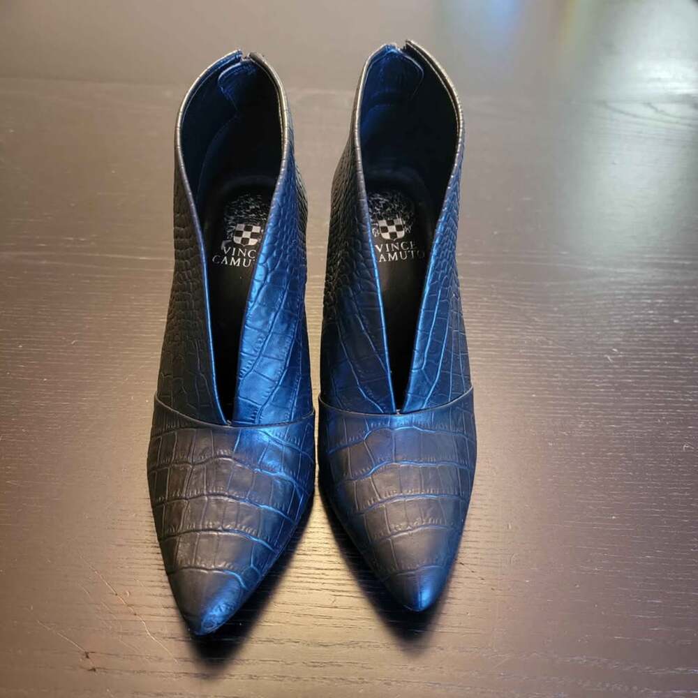 Vince Camuto Pointed Toe V-Neck High Vamp Croc Leather Boots Heel Size 8